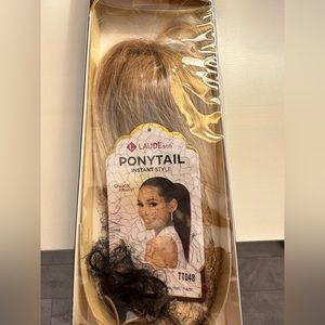 Laude ponytail blonde